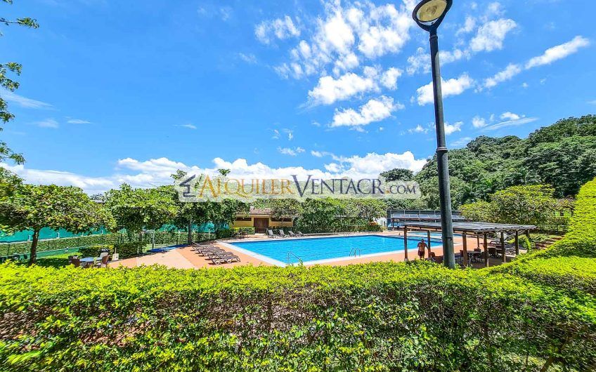 Villa Real Santa Ana! Condo de Un Nivel con full vistas