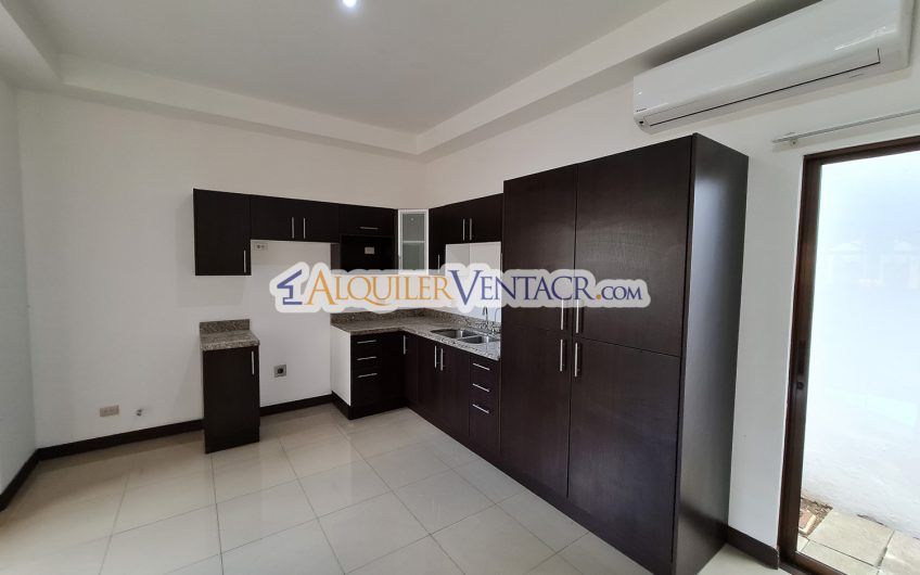 Alquiler Condominio Moderno en Bello Horizonte Escazú | 1 Planta | 2 Hab | Piscina | Seguridad 24/7