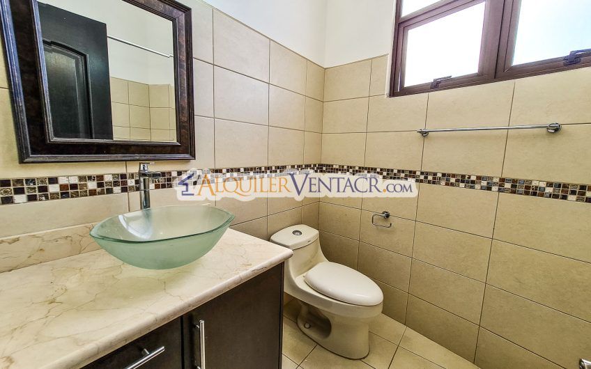 Alquiler Condominio Moderno en Bello Horizonte Escazú | 1 Planta | 2 Hab | Piscina | Seguridad 24/7