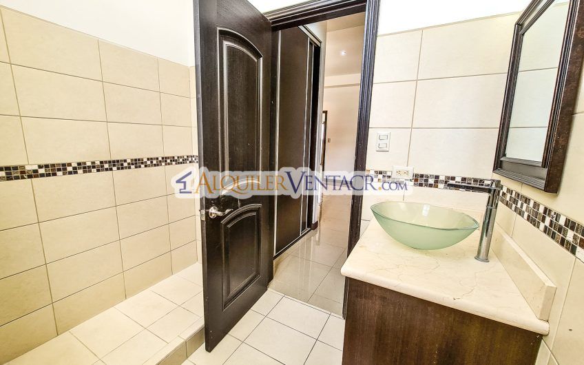 Alquiler Condominio Moderno en Bello Horizonte Escazú | 1 Planta | 2 Hab | Piscina | Seguridad 24/7