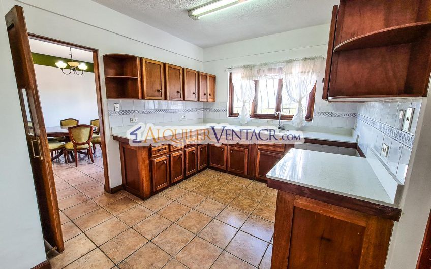 Apartamento con vista de 3 habit.+ de servicio Bello Horizonte Escazú