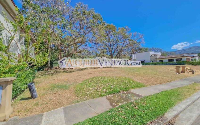 La Hacienda del Bosque Santa Ana Río Oro! Lote plano de 843 m2