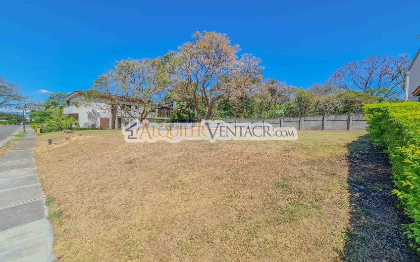 La Hacienda del Bosque Santa Ana Río Oro! Lote plano de 843 m2
