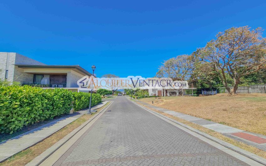 La Hacienda del Bosque Santa Ana Río Oro! Lote plano de 843 m2