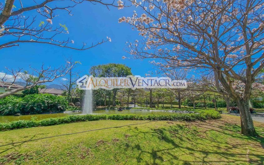 La Hacienda del Bosque Santa Ana Río Oro! Lote plano de 843 m2