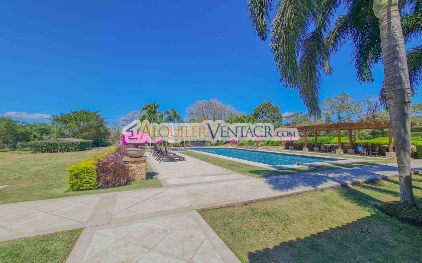 La Hacienda del Bosque Santa Ana Río Oro! Lote plano de 843 m2