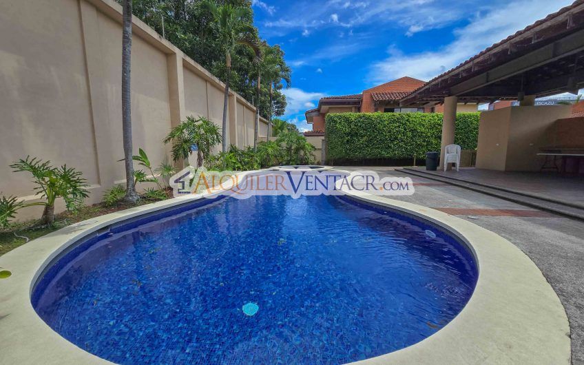 Condo de 305 m2 de 4 habit. en Trejos Montealegre x Avenida Escazú