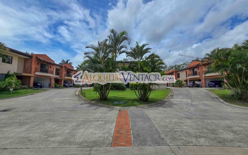 Condo de 305 m2 de 4 habit. en Trejos Montealegre x Avenida Escazú