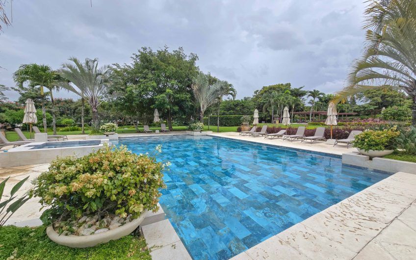 La Hacienda del Bosque Santa Ana Río Oro! Lote plano de 843 m2