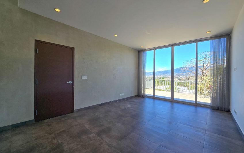 The Ivy Guachipelín Escazú! Apartamento de un nivel con terrazas y vista