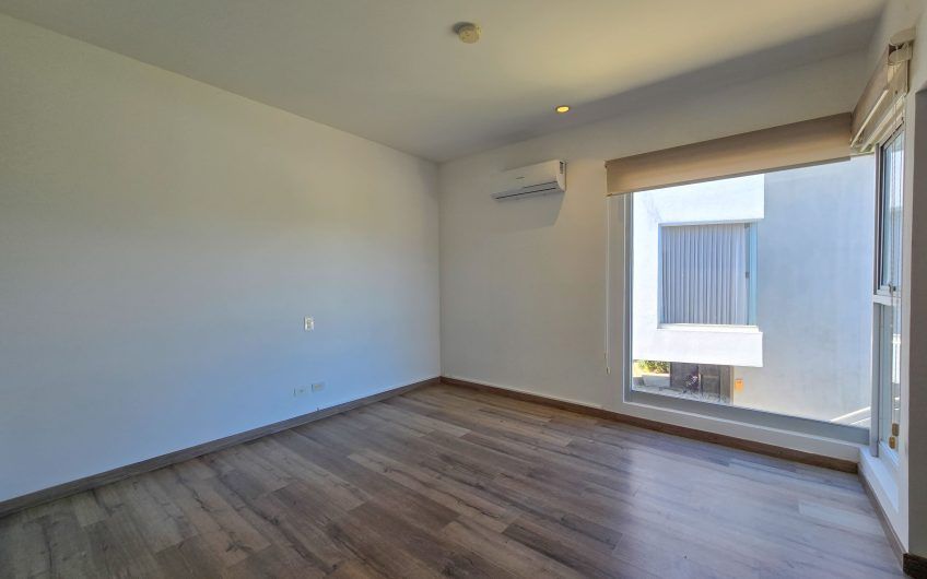 The Ivy Guachipelín Escazú! Apartamento de un nivel con terrazas y vista