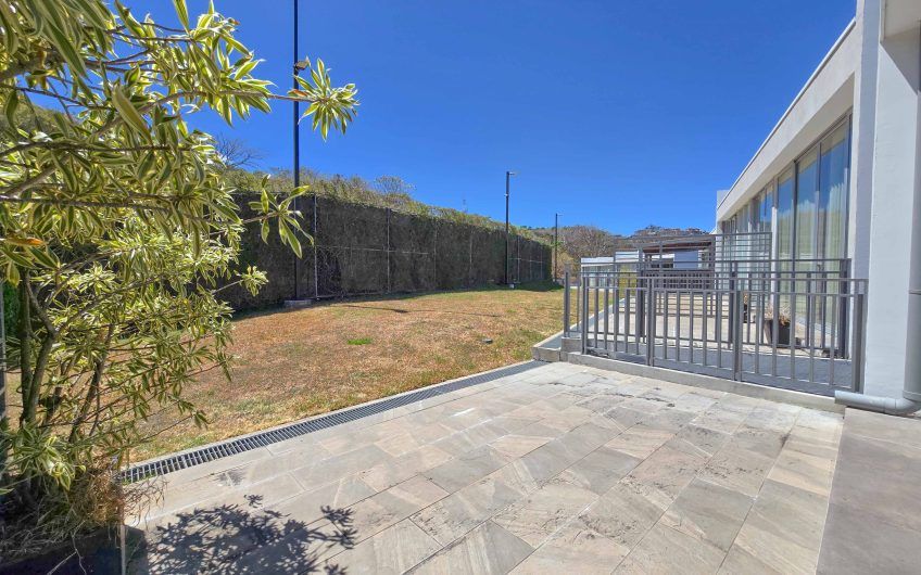 The Ivy Guachipelín Escazú! Apartamento de un nivel con terrazas y vista