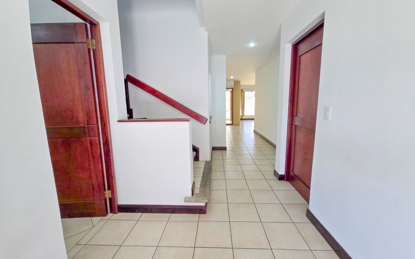 Condo de 305 m2 de 4 habit. en Trejos Montealegre x Avenida Escazú