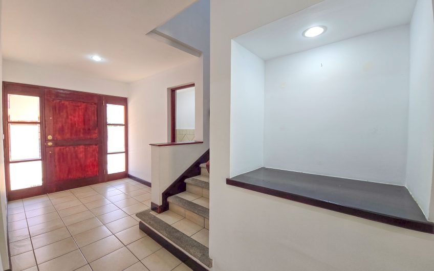 Condo de 305 m2 de 4 habit. en Trejos Montealegre x Avenida Escazú