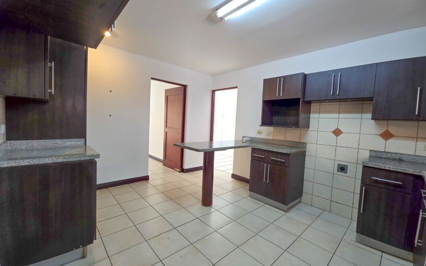 Condo de 305 m2 de 4 habit. en Trejos Montealegre x Avenida Escazú