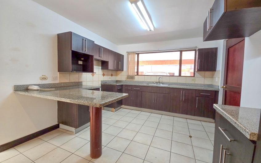 Condo de 305 m2 de 4 habit. en Trejos Montealegre x Avenida Escazú