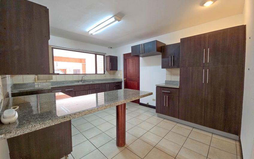 Condo de 305 m2 de 4 habit. en Trejos Montealegre x Avenida Escazú