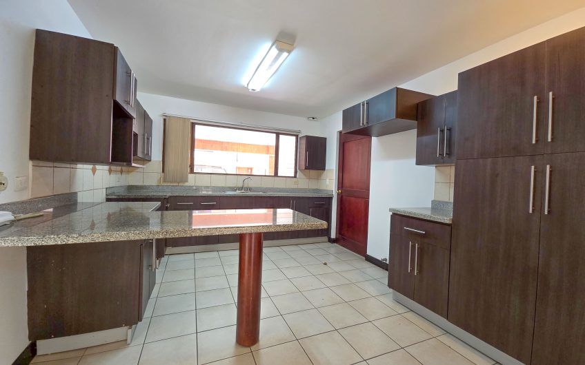 Condo de 305 m2 de 4 habit. en Trejos Montealegre x Avenida Escazú