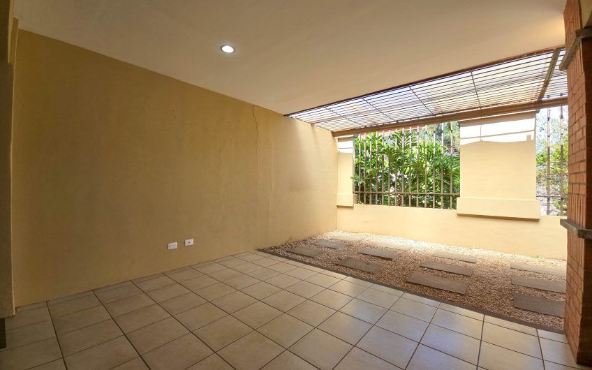 Condo de 305 m2 de 4 habit. en Trejos Montealegre x Avenida Escazú