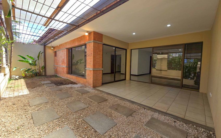 Condo de 305 m2 de 4 habit. en Trejos Montealegre x Avenida Escazú