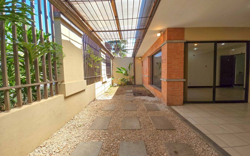 Condo de 305 m2 de 4 habit. en Trejos Montealegre x Avenida Escazú