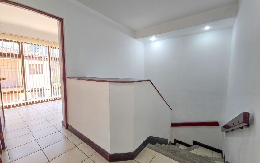 Condo de 305 m2 de 4 habit. en Trejos Montealegre x Avenida Escazú