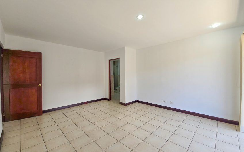 Condo de 305 m2 de 4 habit. en Trejos Montealegre x Avenida Escazú