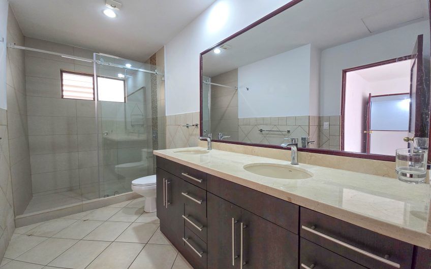 Condo de 305 m2 de 4 habit. en Trejos Montealegre x Avenida Escazú