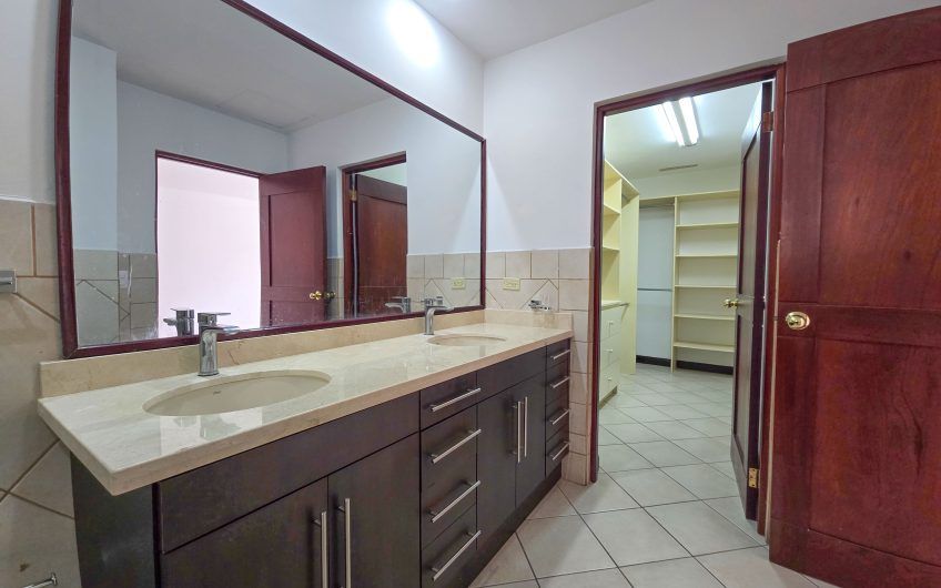 Condo de 305 m2 de 4 habit. en Trejos Montealegre x Avenida Escazú