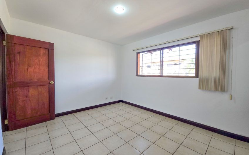 Condo de 305 m2 de 4 habit. en Trejos Montealegre x Avenida Escazú