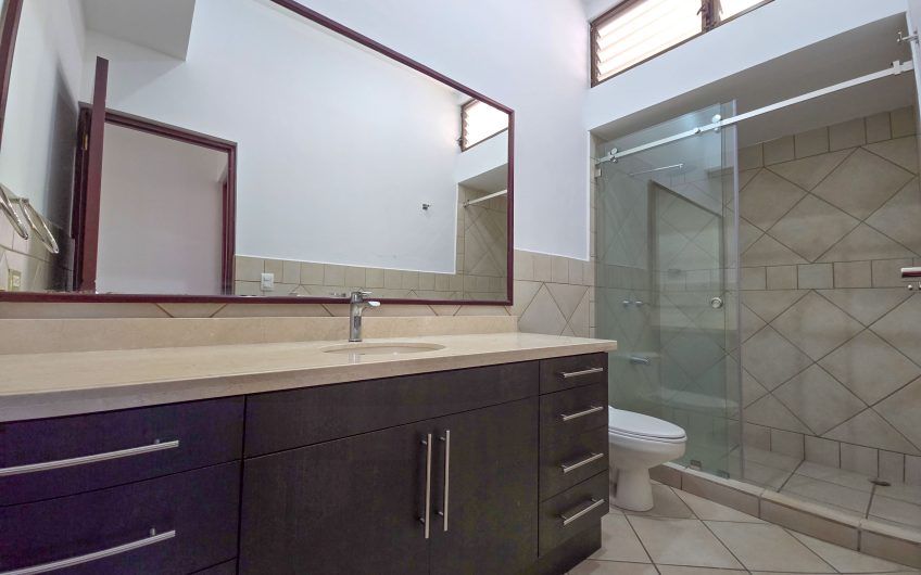 Condo de 305 m2 de 4 habit. en Trejos Montealegre x Avenida Escazú