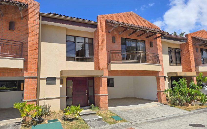 Condo de 305 m2 de 4 habit. en Trejos Montealegre x Avenida Escazú