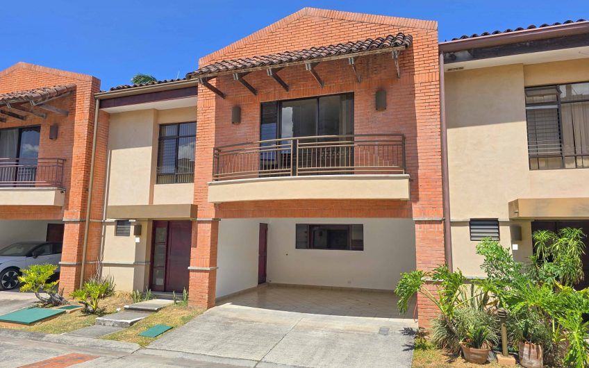 Condo de 305 m2 de 4 habit. en Trejos Montealegre x Avenida Escazú