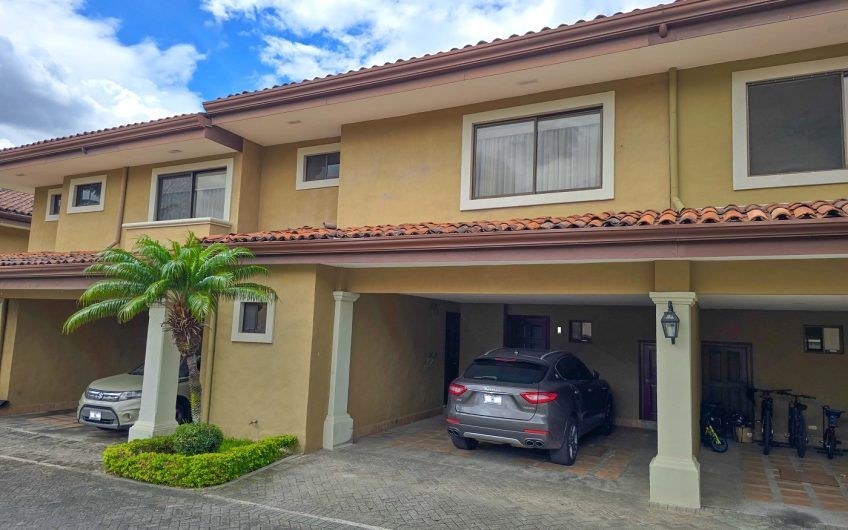 Casa en venta en condominio en Lindora Santa Ana / 4 habitaciones / piscina