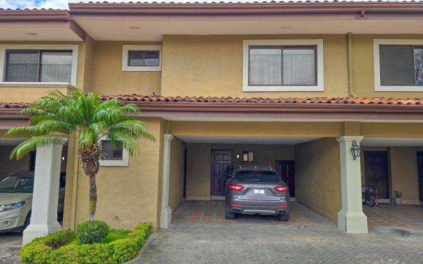 Casa en venta en condominio en Lindora Santa Ana / 4 habitaciones / piscina