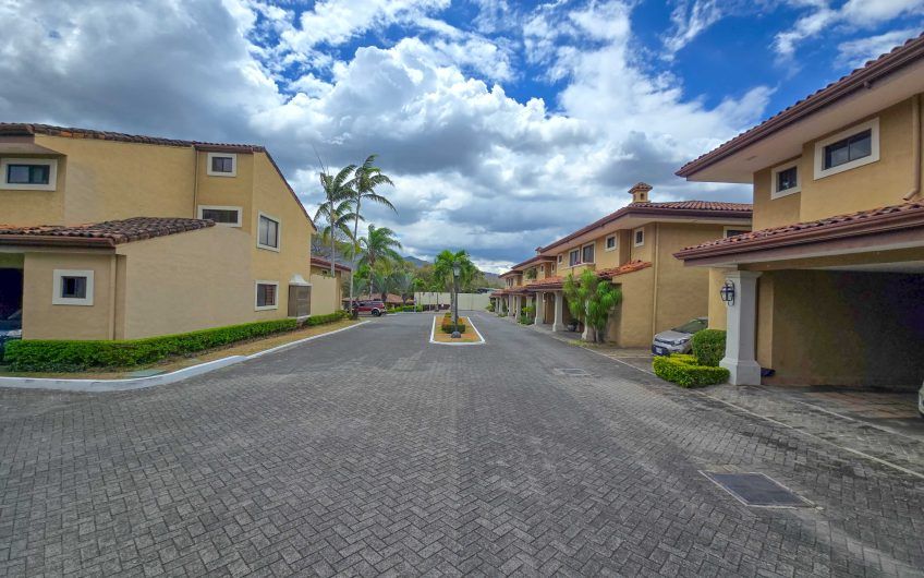 Casa en venta en condominio en Lindora Santa Ana / 4 habitaciones / piscina