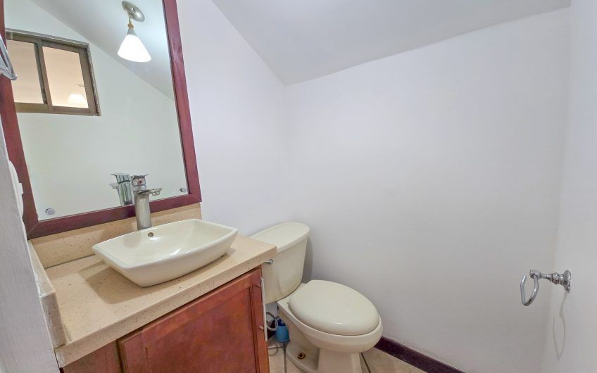 Casa en venta en condominio en Lindora Santa Ana / 4 habitaciones / piscina