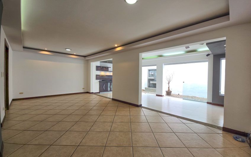 Casa en venta en condominio en Lindora Santa Ana / 4 habitaciones / piscina