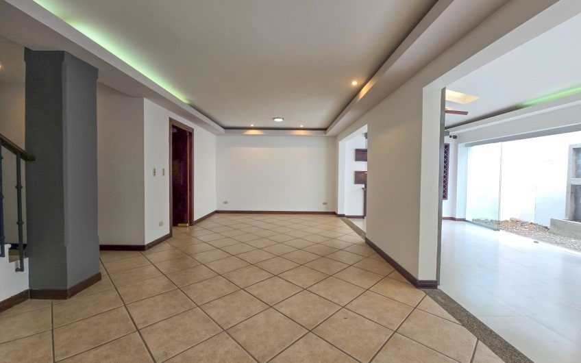 Casa en venta en condominio en Lindora Santa Ana / 4 habitaciones / piscina