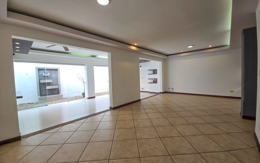 Casa en venta en condominio en Lindora Santa Ana / 4 habitaciones / piscina