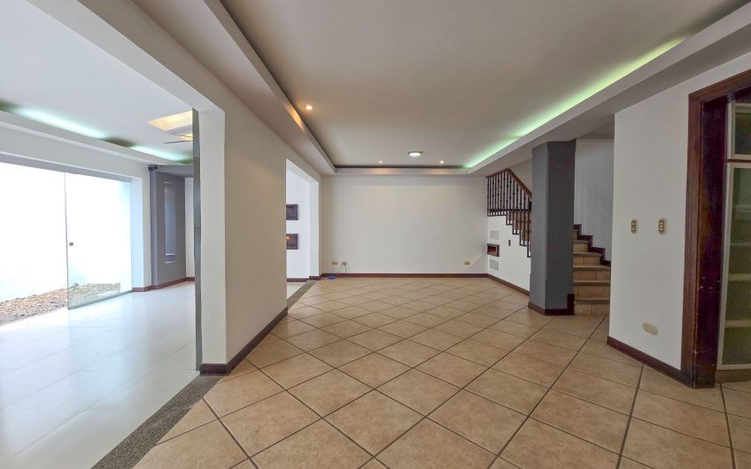 Casa en venta en condominio en Lindora Santa Ana / 4 habitaciones / piscina