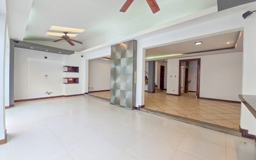 Casa en venta en condominio en Lindora Santa Ana / 4 habitaciones / piscina