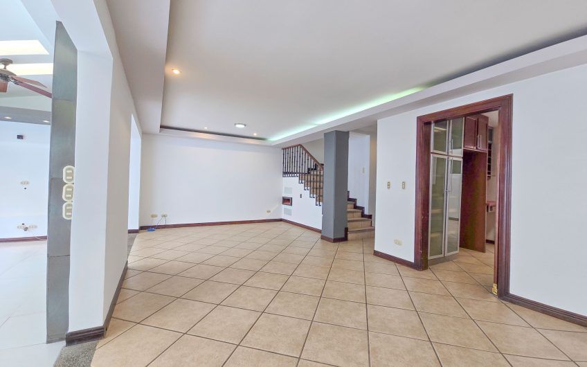 Casa en venta en condominio en Lindora Santa Ana / 4 habitaciones / piscina