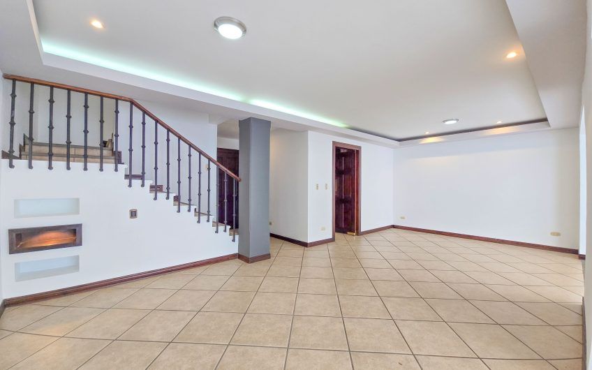 Casa en venta en condominio en Lindora Santa Ana / 4 habitaciones / piscina