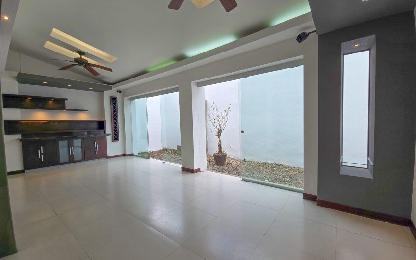 Casa en venta en condominio en Lindora Santa Ana / 4 habitaciones / piscina