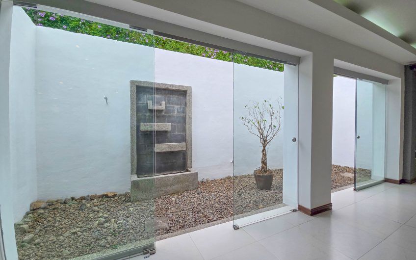 Casa en venta en condominio en Lindora Santa Ana / 4 habitaciones / piscina