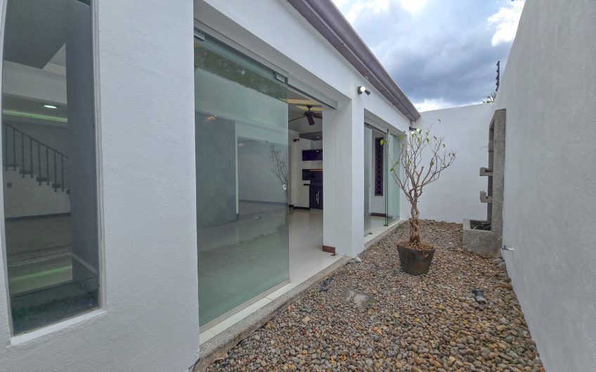 Casa en venta en condominio en Lindora Santa Ana / 4 habitaciones / piscina