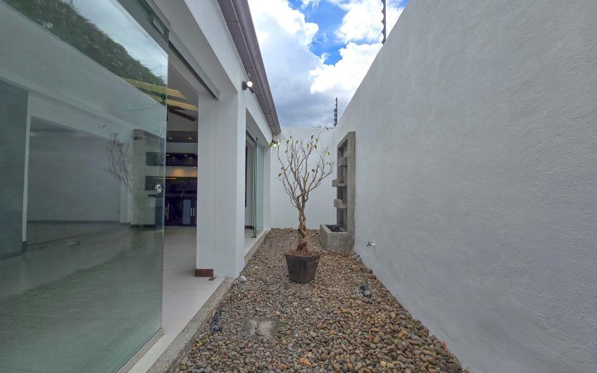 Casa en venta en condominio en Lindora Santa Ana / 4 habitaciones / piscina