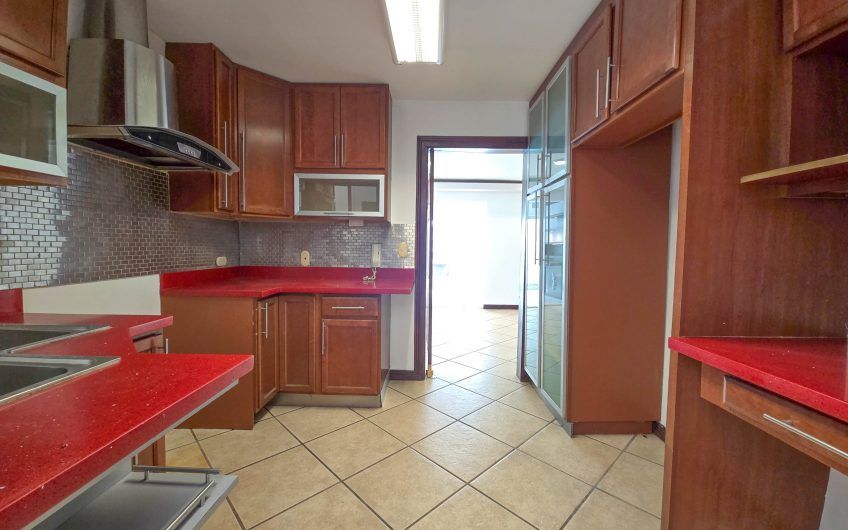 Casa en venta en condominio en Lindora Santa Ana / 4 habitaciones / piscina