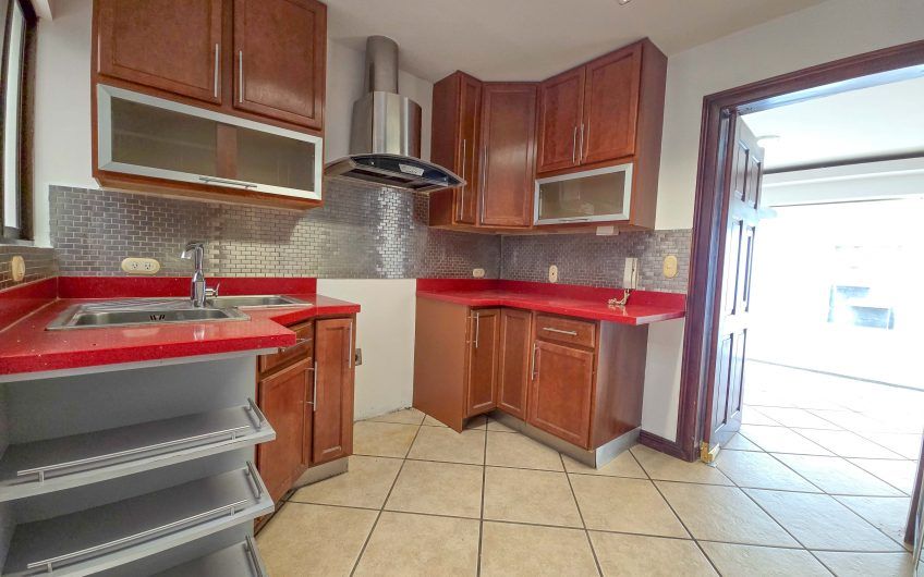 Casa en venta en condominio en Lindora Santa Ana / 4 habitaciones / piscina